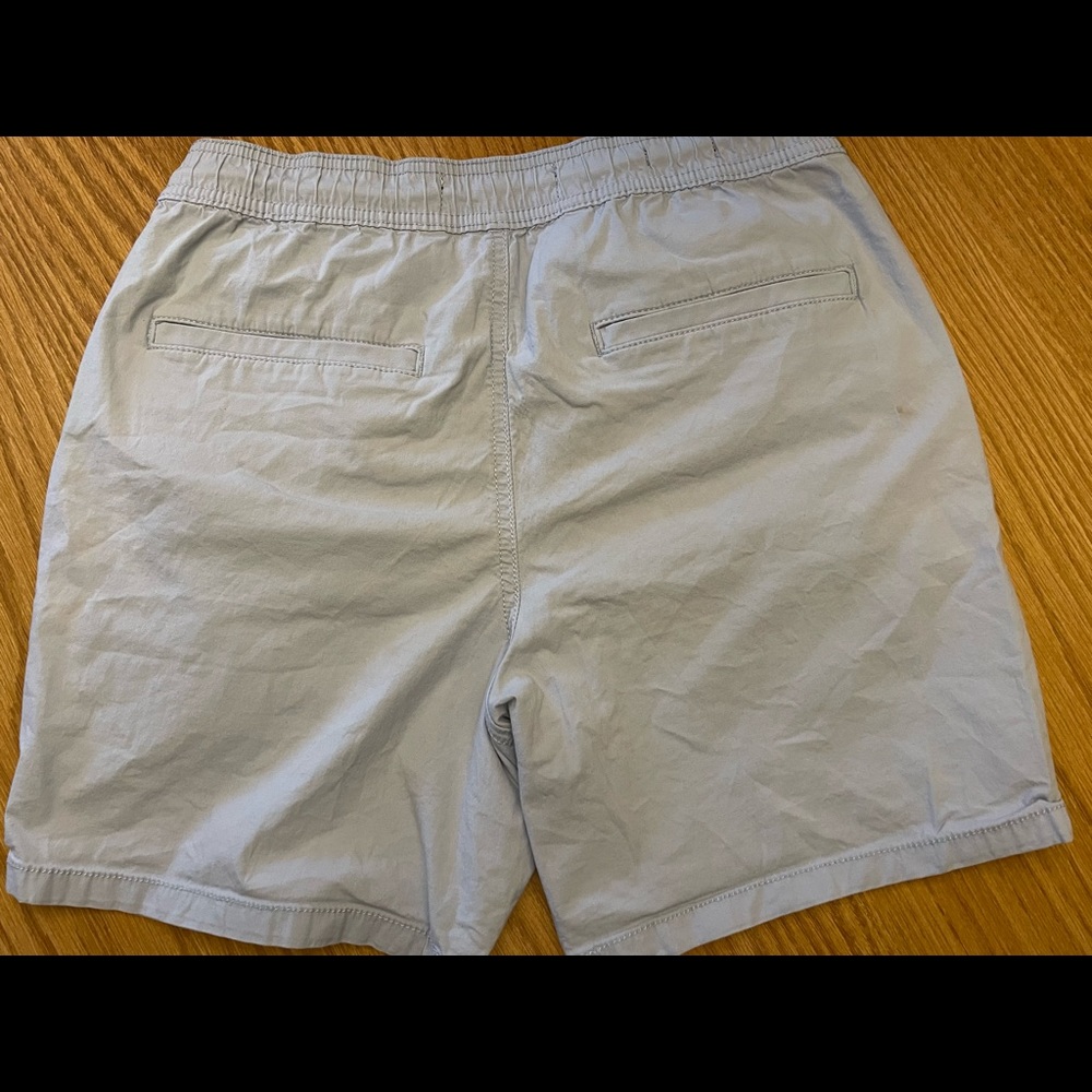Hollister Mens Jogger Short 7” size Sm. Epic Flex. Fits to about mid thigh.